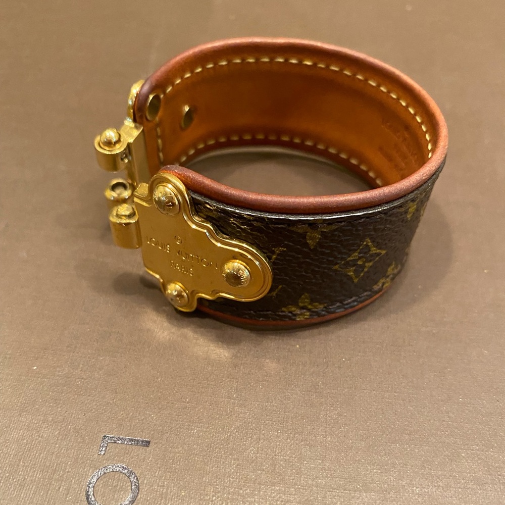 -Louis Vuitton Womens bracelet. See pictures, minor scratches. - Picture 3 of 5